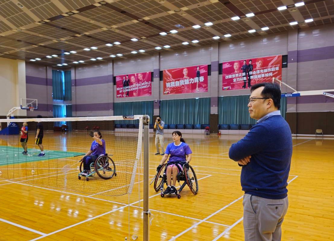 (圖)Sports Administration Director General Cheng Shih-chung (right) went to the National Sports Training Center on March 22 to cheer on Paris Paralympic badminton training team athletes Hu Guang-chiou (left) and Yang I-cChen (2nd from right).